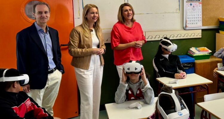 La concejala de distrito, Nadia Álvarez durante su visita a la puesta en marcha de la actividad