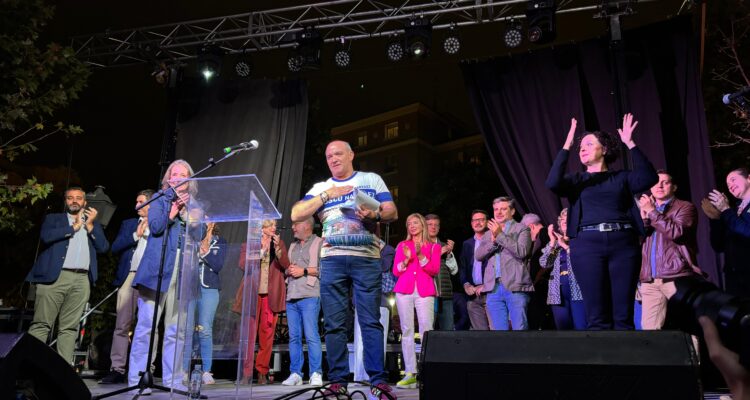 Cayetana Hernández de la Riva junto al pregonero José Manuel García López