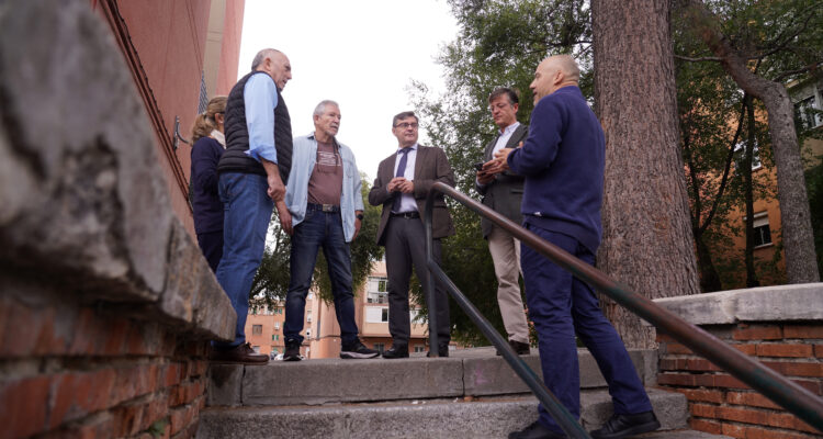 El delegado de Políticas de Vivienda y presidente de EMVS Madrid, Álvaro González, recorre las calles del barrio de Begoña acompañado del concejal de Fuencarral-El Pardo, José Antonio Martínez Páramo, y de representantes de la Asociación de Vecinos Begoña