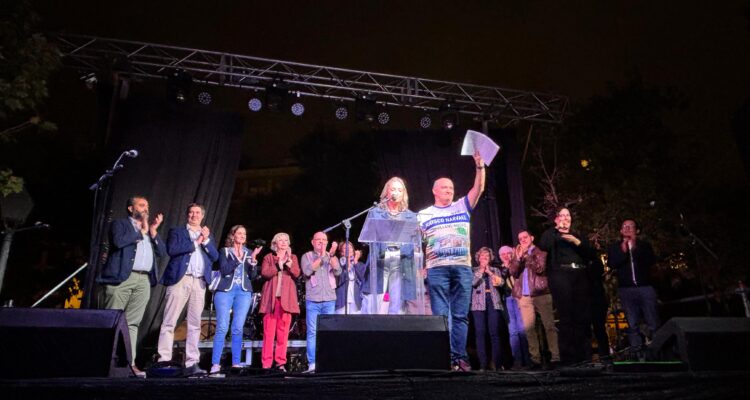 Cayetana Hernández de la Riva junto al pregonero José Manuel García López