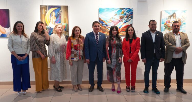 Foto de familia durante la inauguración de la exposición, con la artista, el embajador de Honduras y la Coordinadora del Distrito