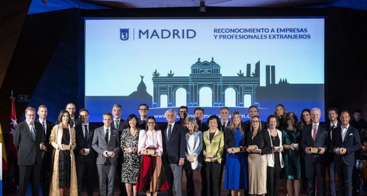 La delegada de Economía, Innovación y Hacienda, Engracia Hidalgo en la imagen con los premiados