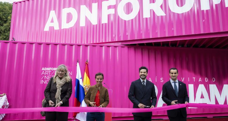 Almudena Maíllo corta la cinta inaugural del ADN Fórum con el embajador de Panamá