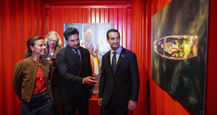 La concejala delegada de Turismo, Almudena Maíllo, junto al embajador de Panamá, Héctor Infante, durante la inauguración del ADN Fórum