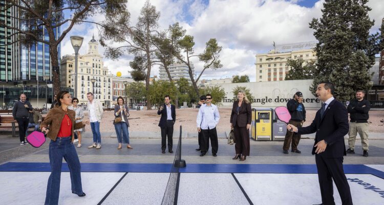Almudena Maíllo participa en una actividad lúdica con el embajador de Panamá, Héctor Infante, durante la inauguración del ADN Fórum