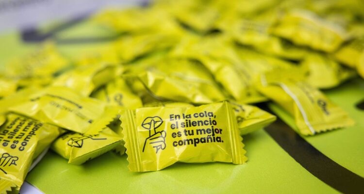 Caramelo con el lema de la campaña