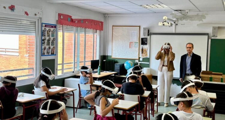 La concejala de distrito, Nadia Álvarez durante su visita a la puesta en marcha del proyecto