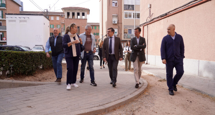 El delegado de Políticas de Vivienda y presidente de EMVS Madrid, Álvaro González, recorre las calles del barrio de Begoña acompañado del concejal de Fuencarral-El Pardo, José Antonio Martínez Páramo, y de representantes de la Asociación de Vecinos Begoña