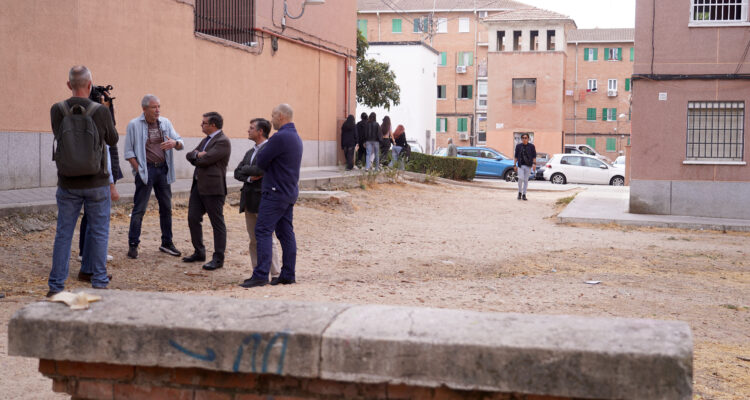 El delegado de Políticas de Vivienda y presidente de EMVS Madrid, Álvaro González, recorre las calles del barrio de Begoña acompañado del concejal de Fuencarral-El Pardo, José Antonio Martínez Páramo, y de representantes de la Asociación de Vecinos Begoña