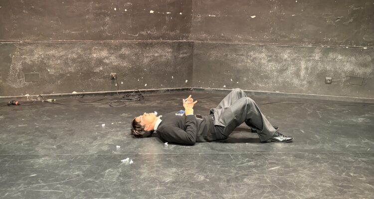 Actuación durante la presentación de los cursos