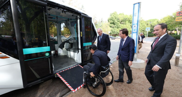 Almeida, Carabante y Fanjul accediendo al vehículo autónomo