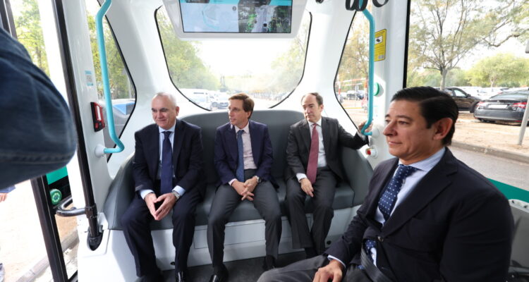 Almeida, Carabante y Fanjul durante el trayecto por Casa de Campo