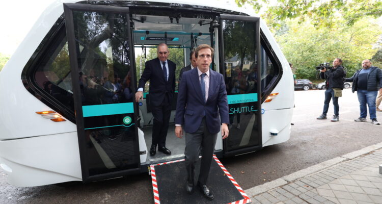 Almeida tras viaje en bus autónomo