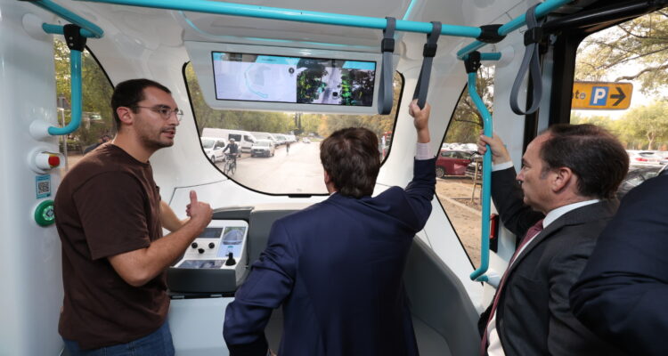 Almeida y Carabante durante viaje en bus autónomo