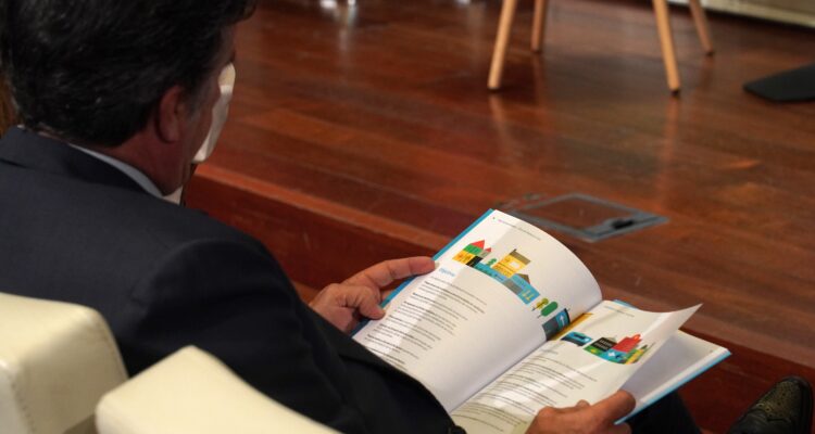 Asistente revisando la documentación de la jornada