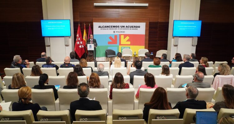 Asistentes a la jornada de la Oficina de Mediación