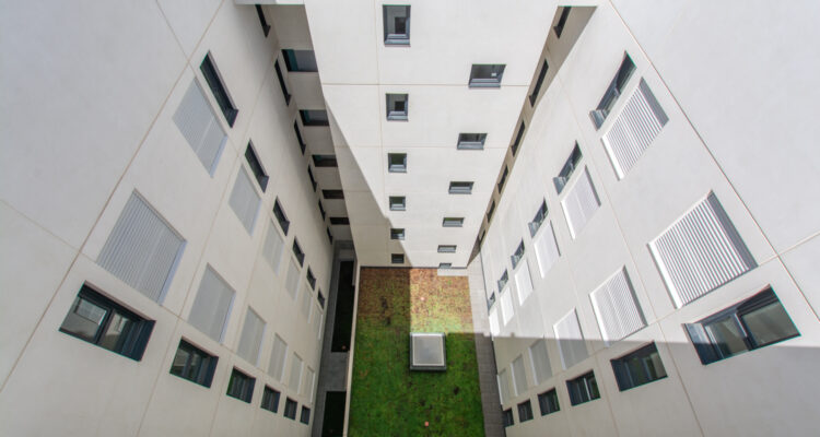 Imagen aérea de la nueva promoción de EMVS Madrid Cañaveral 4, en la que se aprecia uno de los patios interiores