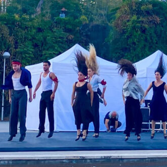 Bailarines del Conservatorio Superior de Danza María de Ávila sobre un escenario en el auditorio Violeta Parra