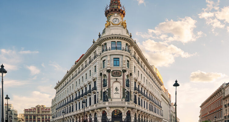 Edificio singular en la calle de Alcalá con Sevilla
