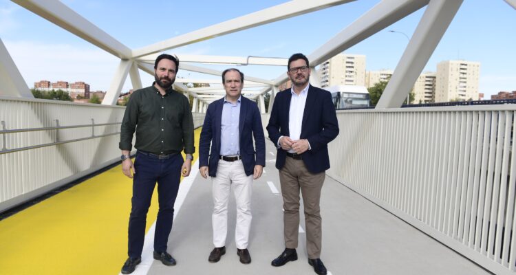 Carabante, González y Niño en la nueva pasarela sobre la M-40