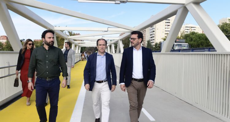 Carabante, Niño y González cruzando la nueva pasarela M-40