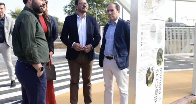 Carabante, Niño y González junto a señalización de la pasarela