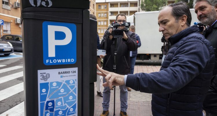 Carabante comprobando funcionamiento parquímetro zona SER Zofio