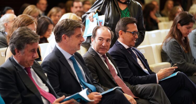 Carabante con asistentes a la jornada de la Oficina de Mediación