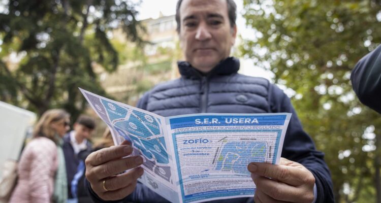 Carabante con folleto informativo zona SER barrio Zofio