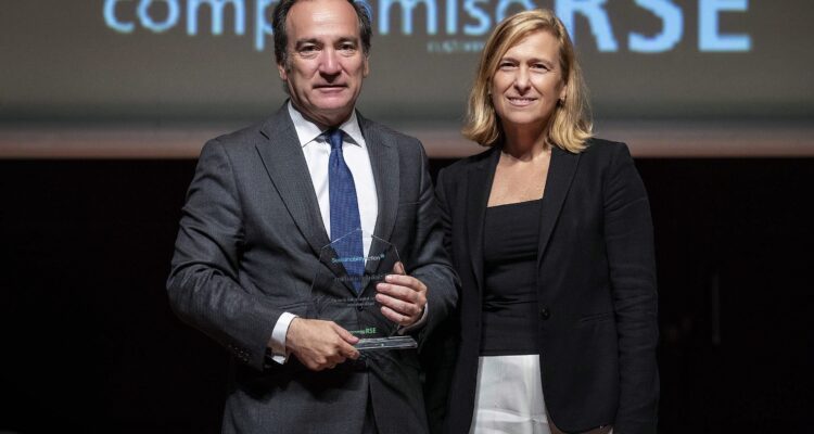 Carabante recogiendo premio proyecto de descarbonización EMT Madrid