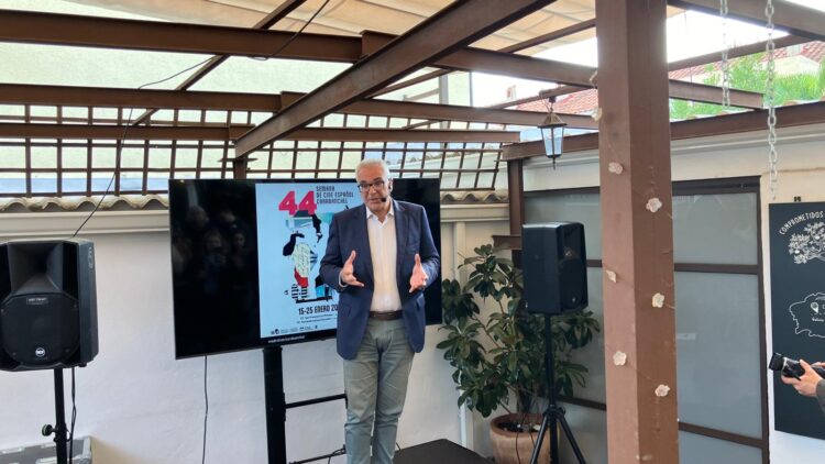 El concejal del distrito, Carlos Izquierdo, presentando el cartel de la Semana de Cine Español en Carabanchel 2026