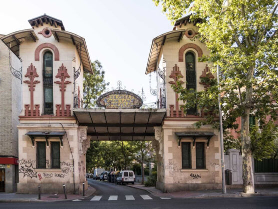 Torreones de la entrada de la Colonia de la Prensa