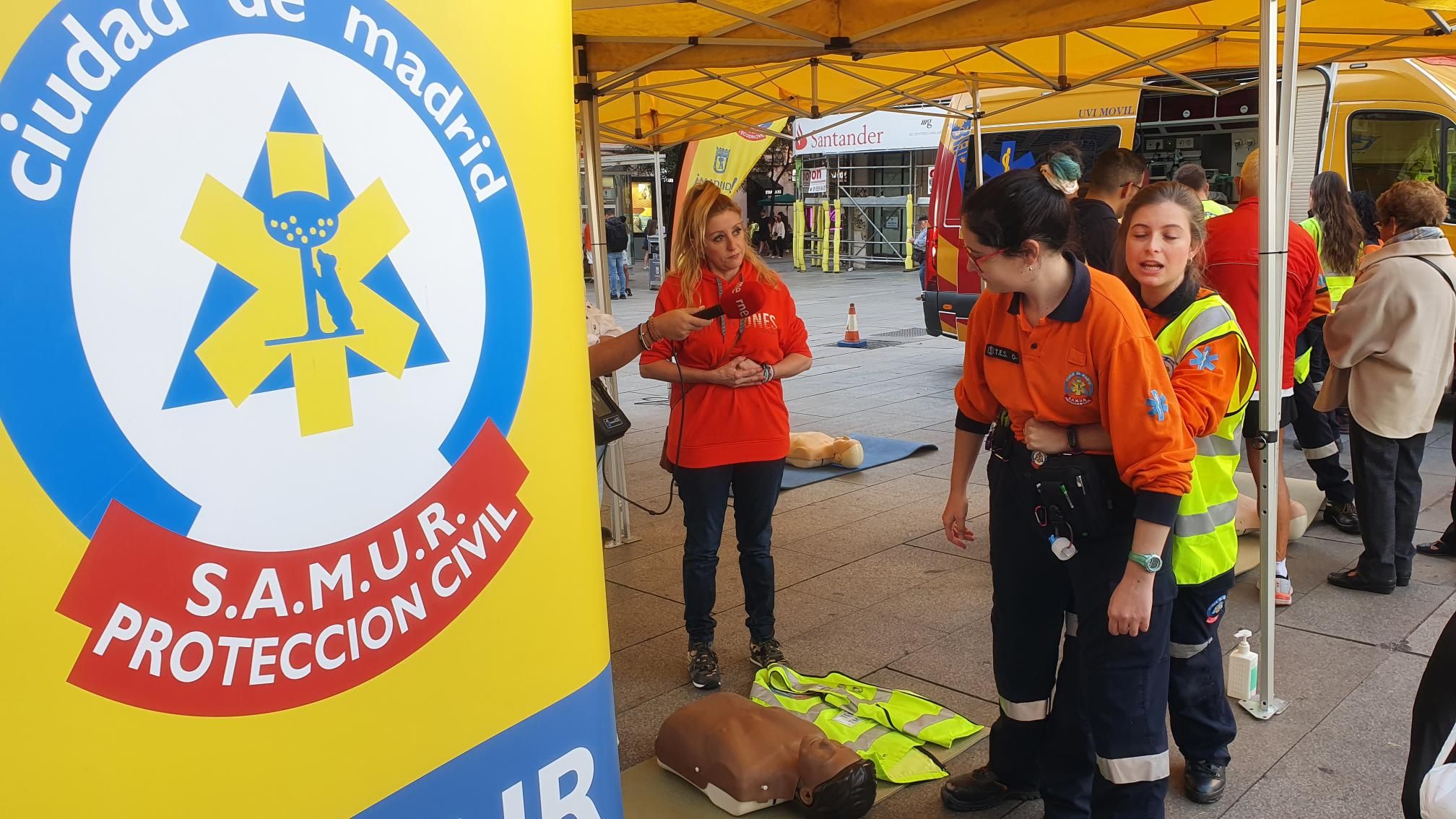 Imagen de archivo de profesionales sanitarios de SAMUR impartiendo una formación sobre RCP