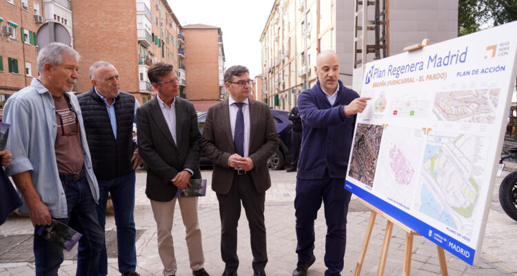 El delegado de Políticas de Vivienda y presidente de EMVS Madrid, Álvaro González, recorre las calles del barrio de Begoña acompañado del concejal de Fuencarral-El Pardo, José Antonio Martínez Páramo, y de representantes de la Asociación de Vecinos Begoña