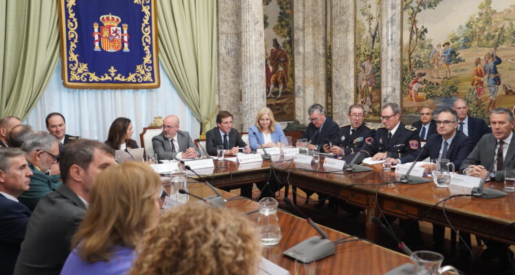 Martínez-Almeida, durante el Consejo y la Junta Local de Seguridad que ha copresidido con el delegado del Gobierno, Francisco Martín, y en el que han participado la vicealcaldesa y delegada de Seguridad y Emergencias, Inma Sanz, y los principales representantes en materia de seguridad