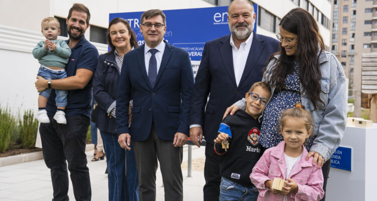El delegado de Políticas de Vivienda y presidente de EMVS Madrid, Álvaro González, durante la entrega de llaves a las familias que habitarán en la nueva promoción de EMVS Madrid, Cañaveral 4