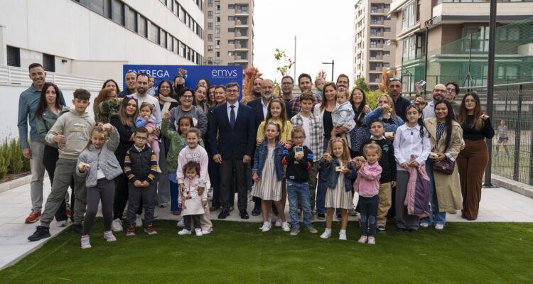 El delegado de Políticas de Vivienda y presidente de EMVS Madrid, Álvaro González, con algunas de las familias a las que ha entregado las llaves de la promoción Cañaveral 4