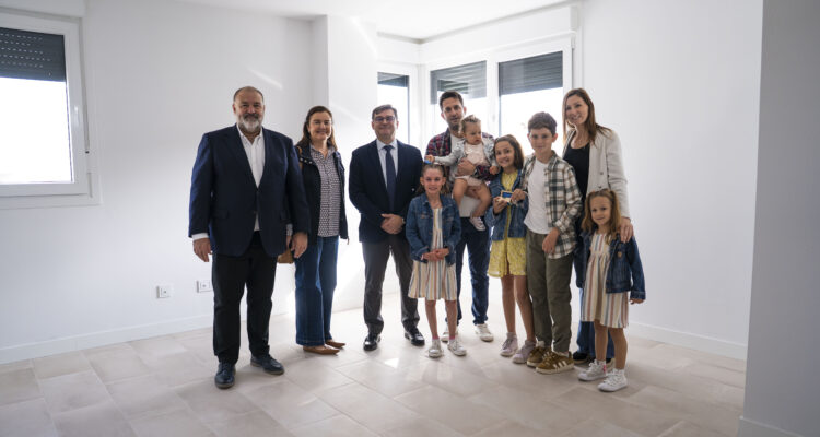 El delegado de Políticas de Vivienda y presidente de EMVS Madrid, Álvaro González, visita las nuevas viviendas de Cañaveral 4 con las familias que las disfrutarán