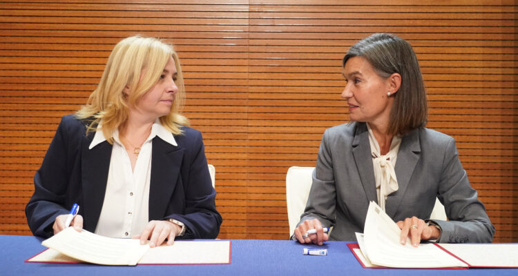 La vicealcaldesa y delegada de Seguridad y Emergencias, Inma Sanz, y la representante de Novo Nordisk Silvia Meije, firman el convenio de colaboración