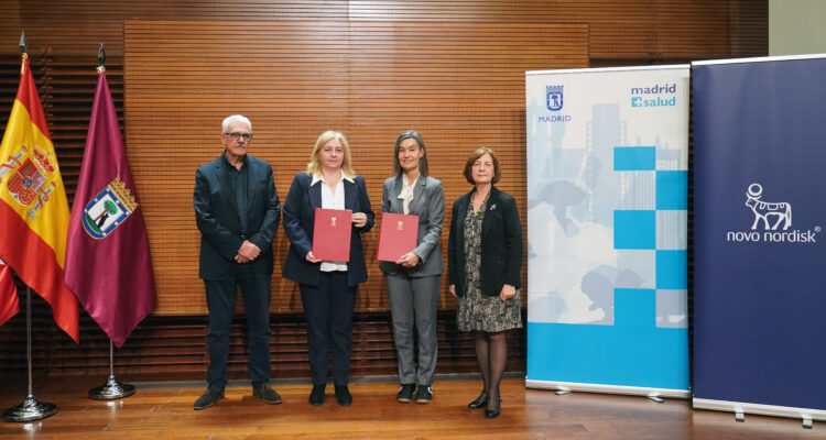 La vicealcaldesa, Inma Sanz, durante la firma del convenio con Novo Nordisk para extender la iniciativa 'Coles con ALAS-COPI' durante tres años