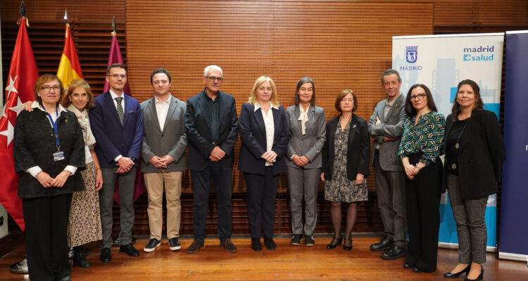 FIrma del convenio de colaboración entre el Ayuntamiento de Madrid y Novo Nordisk para extender la iniciativa 'Coles con ALAS-COPI' durante tres años