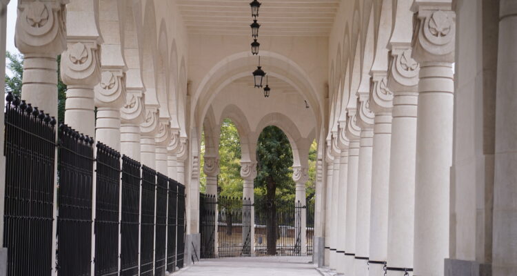 El pórtico del cementerio de la Almudena tras su restauración
