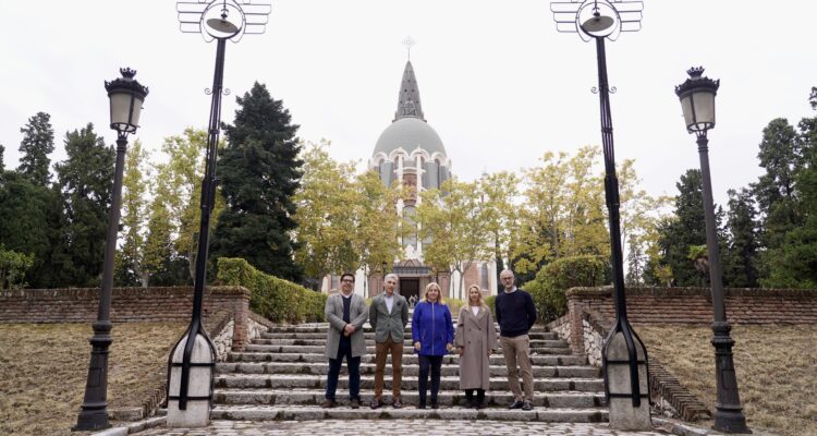 La vicealcaldesa, Inma Sanz, y la concejala de Ciudad Lineal, Nadia Álvarez, durante su visita al cementerio de la Almudena tras las obras de restauración de la capilla y el pórtico