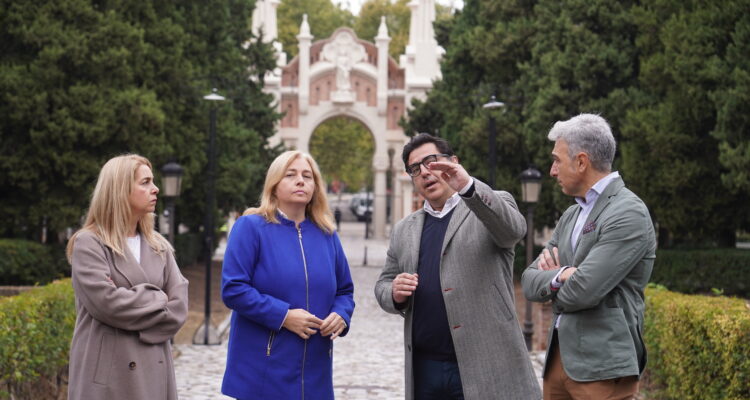 La vicealcaldesa, Inma Sanz, y la concejala de Ciudad Lineal, Nadia Álvarez, frente al pórtico monumental recién restaurado