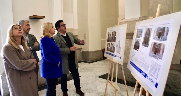 La vicealcaldesa, Inma Sanz, y la concejala de Ciudad Lineal, Nadia Álvarez, durante su visita al cementerio de la Almudena tras las obras de restauración de la capilla y el pórtico