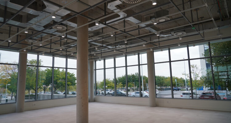 Interior del nuevo centro cultural que el Ayuntamiento ha construido en Valdebebas