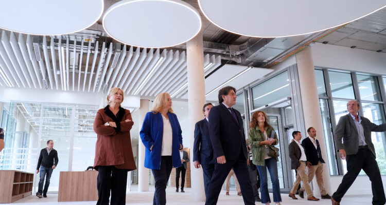 La vicealcaldesa de Madrid, Inma Sanz, acompañada de la delegada de Obras y Equipamientos, Paloma García Romero, y del concejal de Hortaleza, David Pérez, durante su visita al nuevo centro cultural que el Ayuntamiento ha construido en Valdebebas