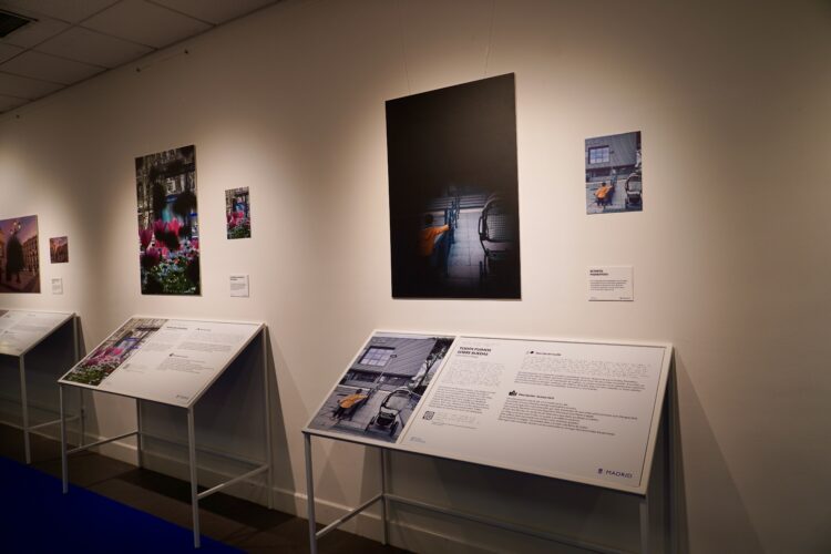 Exposición accesible fotográfica ‘Enfoca accesibilidad’ situada en el vestíbulo del Centro Cultural Eduardo Úrculo