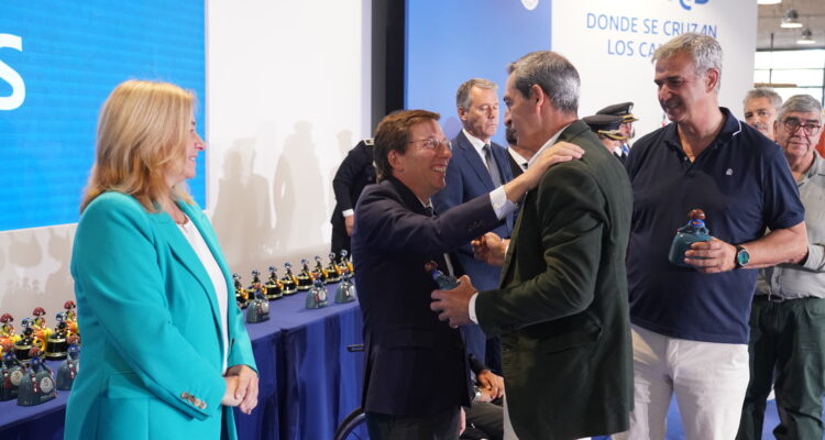 El alcalde de Madrid, José Luis Martínez-Almeida, y la vicealcaldesa y delegada de Seguridad y Emergencias, Inma Sanz, en el homenaje a los efectivos de seguridad y emergencias jubilados en 2024