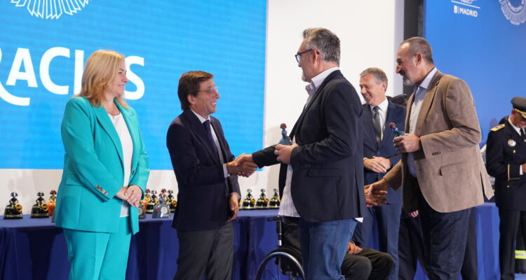 El alcalde de Madrid, José Luis Martínez-Almeida, y la vicealcaldesa y delegada de Seguridad y Emergencias, Inma Sanz, en el homenaje a los efectivos de seguridad y emergencias jubilados en 2024